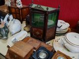 une table sur laquelle sont posés de nombreux objets anciens