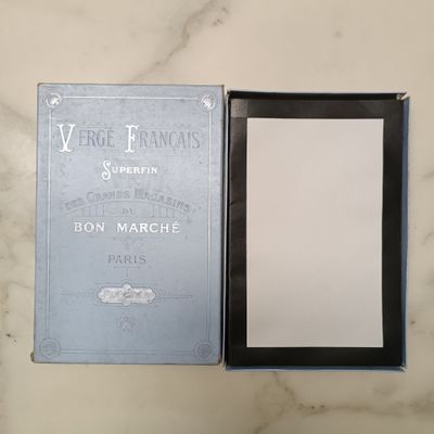 une photo d'une photo d'un livre dans une boîte