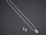 un ensemble composé d'un collier et de boucles d'oreilles en argent, orné d'une pierre jaune