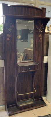 une armoire en bois surmontée d'un miroir