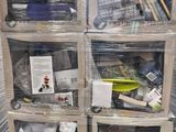 de nombreux cartons de livres empilés les uns sur les autres