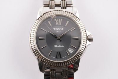 une image d'un gros plan d'une montre-bracelet sur un fond blanc