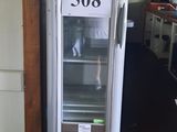 un réfrigérateur avec une étiquette de prix dans une cuisine