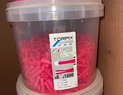un bac en plastique rempli de Lego rouges et un bac en plastique rempli de Lego roses