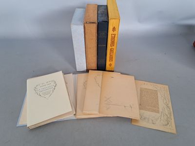 plusieurs livres sont empilés sur une table