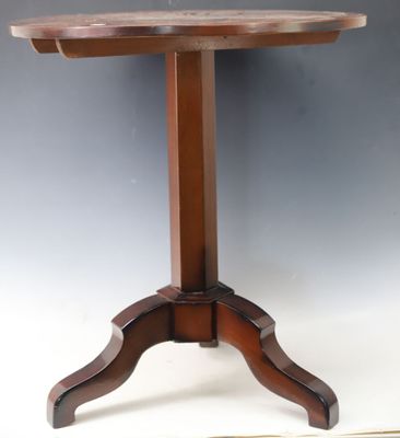 une petite table avec un plateau et un piètement en bois