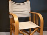 une chaise en bois recouverte d'un siège en tissu beige