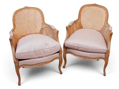TRAVAIL DE STYLE LOUIS XV Paire de fauteuils cannés assise e…