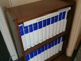 une bibliothèque sur laquelle se trouvent de nombreux livres