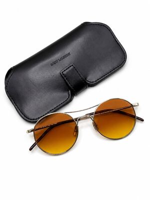 une paire de lunettes de soleil et un étui sur fond blanc