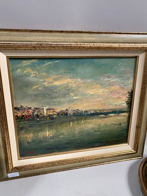 la photo d'un tableau accroché au mur à côté d'une horloge