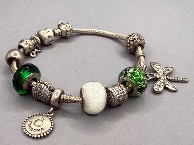 bracelet plaqué argent avec des perles en verre vertes et des breloques