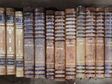 un grand nombre de livres qui se trouvent dans une boîte