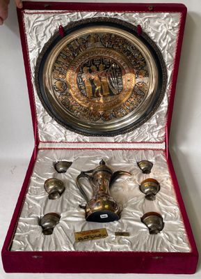 une photo représentant une assiette en argent et des cuillères en argent dans un coffret rouge