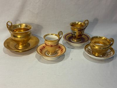 plusieurs types de tasses à café et de soucoupes posées sur une table