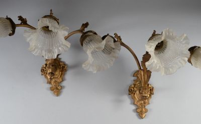 deux appliques murales ornées de fleurs, fixées au mur