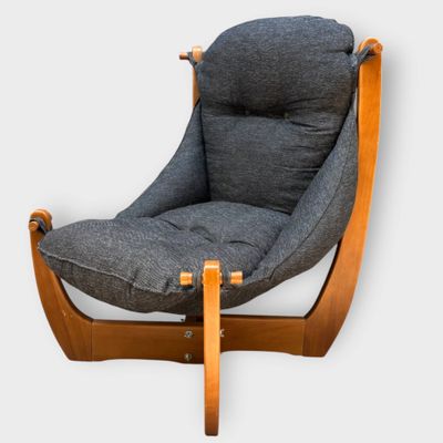une image représentant une chaise avec un cadre en bois