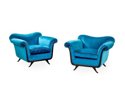 deux chaises bleues aux pieds noirs, sur fond blanc