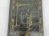 un vieux livre posé sur une table blanche à côté d'un mur blanc