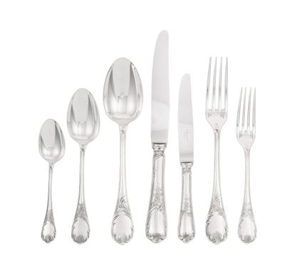 un service d'argenterie comprenant un couteau, une fourchette, une cuillère et une cuillère