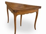 une image représentant une table en bois dont le plateau a la forme d'un triangle