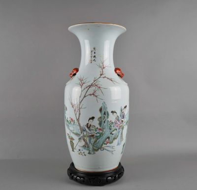 Chine. Vase en porcelaine polychrome, décor de jeunes femmes…