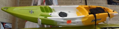 deux kayaks empilés l'un sur l'autre dans une pièce