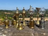 de nombreux modèles de lampes en laiton posées sur un rebord en pierre