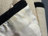 un gros plan sur une veste à rayures noires et blanches