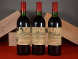 trois bouteilles de vin rouge posées côte à côte sur une table