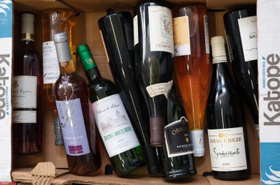 plusieurs bouteilles de vin dans une caisse sur la table