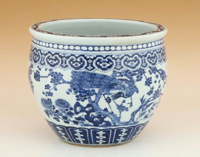 un vase bleu et blanc posé sur une table
