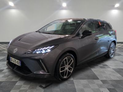 une Toyota C-HR grise garée sur un sol à damier