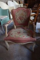 2 fauteuils de style Louis XV, dont 1 polychrome (photo 2)