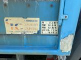 une pancarte à l'arrière d'un camion bleu