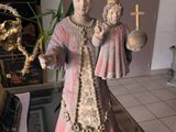 une statue de femme tenant un enfant dans ses bras