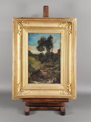 un tableau posé sur un chevalet en bois, avec, en arrière-plan, un tableau représentant un paysage
