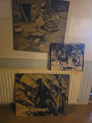 trois tableaux accrochés au mur d'une pièce équipée d'un radiateur