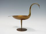 bol en bronze en forme d'oiseau posé sur un socle, sur fond blanc