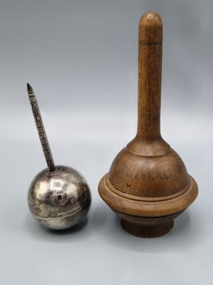 paire de cloches anciennes en bois et en métal, munies d'une poignée en bois