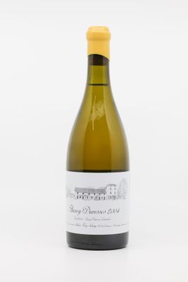 une bouteille de vin blanc posée sur une table blanche