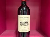 une bouteille de vin présentée dans un coffret