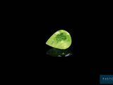 gros plan d'un diamant vert sur une surface noire