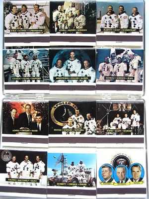 beaucoup de cartes sur lesquelles figurent des photos d'astronautes