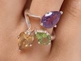 gros plan de la main d'une personne portant une bague