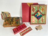 trois boîtes de cartes à jouer et une boîte de cartes à jouer posées sur une surface blanche