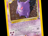 une carte Pokémon sur laquelle figure un Pokémon violet