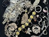 de nombreux bijoux en argent sur un fond noir