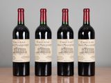 trois bouteilles de vin rouge sont alignées sur une table