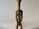 une vieille figurine en bronze représentant un homme tenant un bébé dans ses bras
